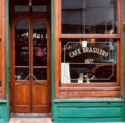 Café Brasilero, ubicado en pleno Ciudad Vieja, en una de sus ventanas está ilustrada en la tapa del libro "A imagen y semejanza", de Mario Benedetti, uno de sus clientes más fieles