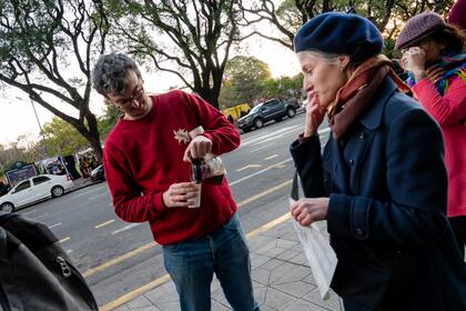 Café caliente de gentileza por parte de la FED para los que esperan ingresar al predio de Chacarita
