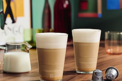 Café con leche espumada y dulce de leche.