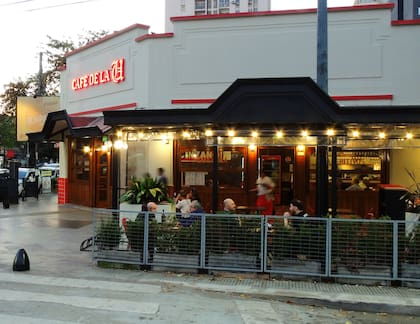 Café de la U, por Urquiza, Bar Notable de la Ciudad creado en 1986.