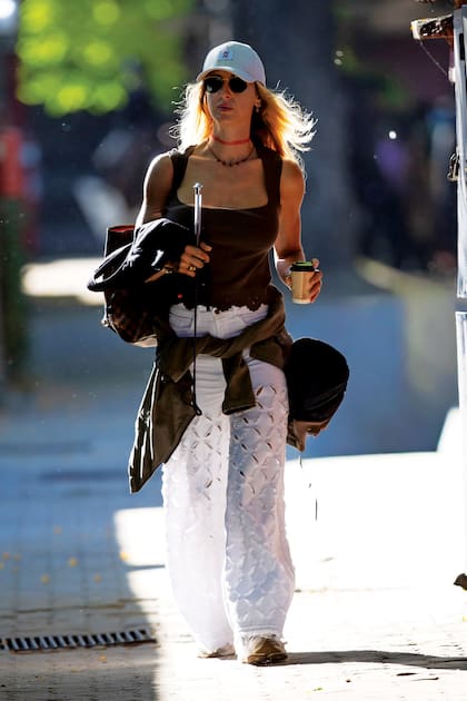 Café en mano y con musculosa y jeans calados, Isabelle asistió a su hija mayor.