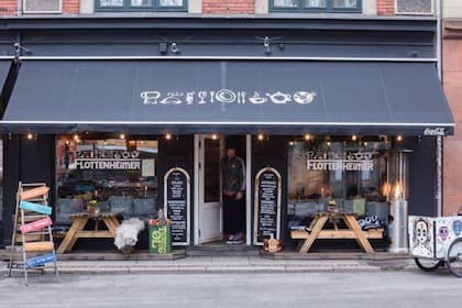 Cafe Flottenheimer, el bar en que Gastón Ferreyra es encargado, está en el centro turístico de Copenague