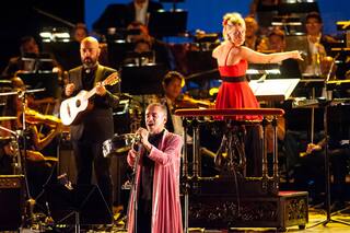 Café Tacuba llegó al Colón con mucho espíritu festivo y poca intención sinfónica