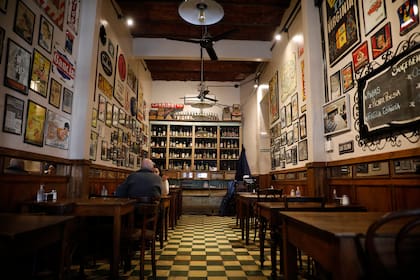 Café y bar La Poesía en las calles Chile y Bolívar, San Telmo