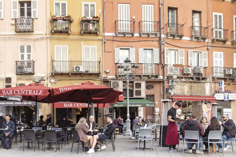 Cafés al aire libre en el centro de Cagliari