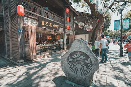 Cafetería Starbucks en la calle peatonal antigua Sanfang Qixiang, China