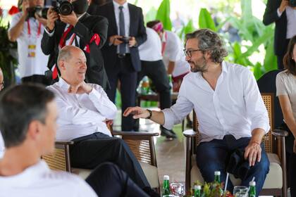 Cafiero junto al canciller alemán, Olaf Scholz