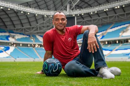 Cafú sobre el césped del Al Janoub Stadium, en su paso por Qatar.