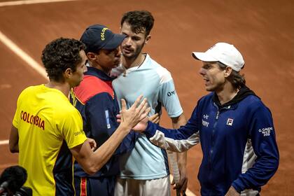 Caída argentina en marzo de 2020, en Bogotá: Gaudio (por entonces capitán) y Londero felicitando a Galán y a Alejandro Falla, figura y capitán de Colombia, respectivamente.
