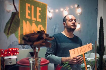 Caio F. em casa Duda Woyda, de Brasil