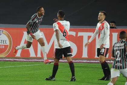 Caio Paulista festeja su gol durante el partido que disputan River Plate y Fluminense por Copa Libertadores 2021