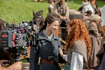 Caitriona Balfe y Sophie Skelton, en una pausa del rodaje de esta quinta temporada, en una Glasgow inesperadamente soleada