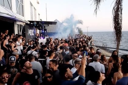 Caix la disco ubicada en el Complejo Costa Salguero, en la avenida Costanera Rafael Obligado de la ciudad de Buenos Aires. Una imagen de la terraza, sobre el río, al amanecer