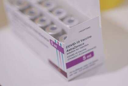  Caja con dosis de la vacuna de AstraZeneca contra el Covid-19 en el Hospital Isabel Zendal, en Madrid