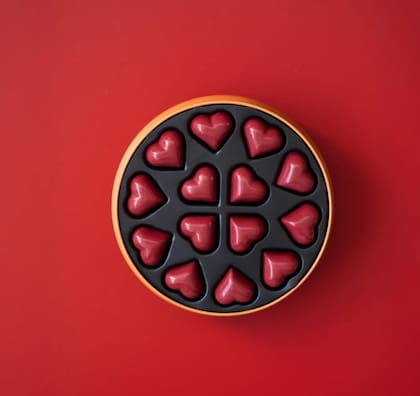 Caja de bombones de chocolate con leche rellenos de pasta de pistachos y praliné de pistachos