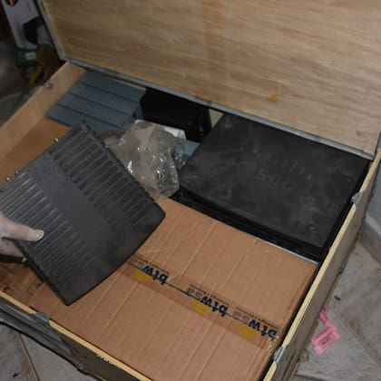 Caja de módems robados a Telecom por exempleados de la empresa que ofrecían un servicio clandestino de Internet en Orán, Salta