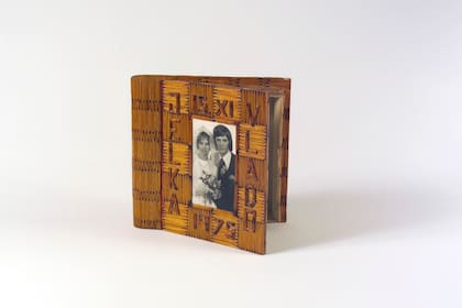 Caja hecha de fósforos por el marido, cuando estaba en el ejército. El amor terminó 18 años después, cuando él se fue a vivir con otra mujer.