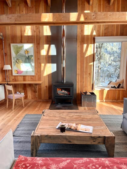 Caja para la leña en chapa diseñada por los dueños de casa.