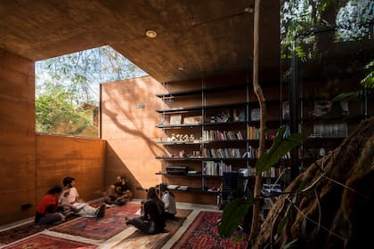 Caja Tierra se hizo con proceso experimental de aprovechamiento y transformación de materiales disponibles y recuperados, y ubicada entre dos árboles existentes en el terreno.