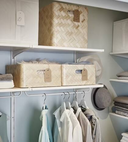 Cajas y canastos para organizar el espacio del placar entre la lista de los productos