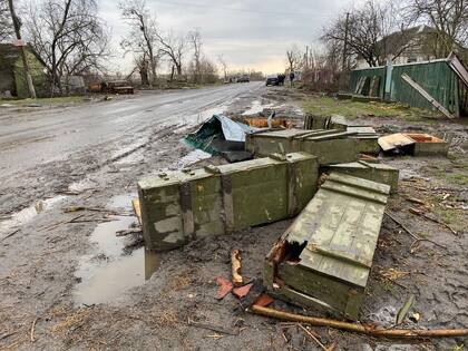 Cajones de municiones y armamento ruso en las afueras de Makariv