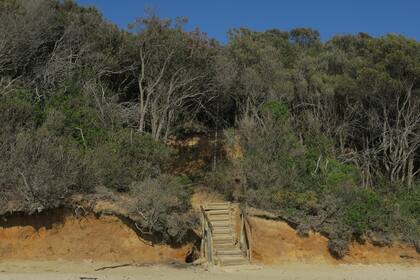 Para llegar a ella hay que caminar por los senderos de un extenso bosque que la protege.