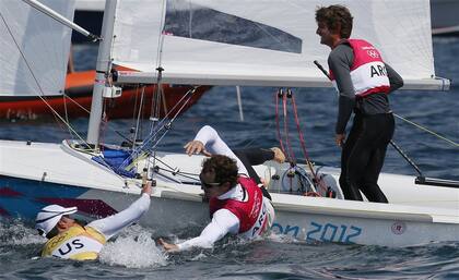 El saludo del australiano Belcher, uno de los vencedores