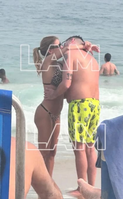 Calabró y Barbano a los besos en Río, en una foto que dio a conocer LAM