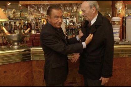 Calabró, uno de los clientes famosos, y Carrizo, en la barra de Tabac