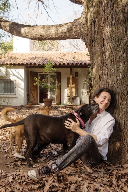 Calamaro con uno de sus cuatro perros rescatados de la calle. "En algún momento llegamos a tener ocho en casa", cuenta entre risas.