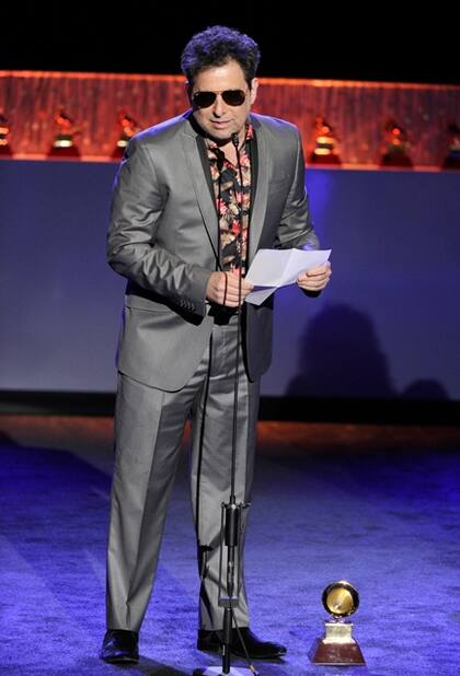 Calamaro subió al escenario a recibir su premio