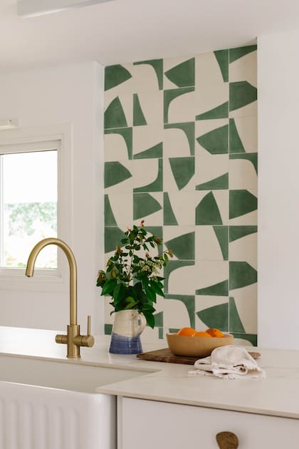 Cálcareos 'Mérida' verde (Noi Estudio). Para ganar un poquito de profundidad, la arquitecta rebajó unos centímetros el muro en el que montaron los calcáreos.