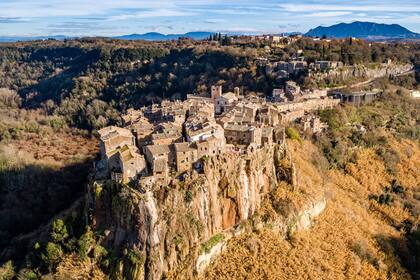 Calcata Vecchia se eleva sobre un macizo de piedra que domina el valle