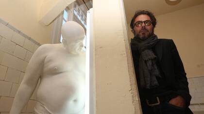 Calcos tamaño natural sorprenden en sitios inesperados del museo