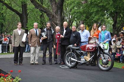 Caldarella, rodeado por Claudio y Arturo Scalise en Autoclásica