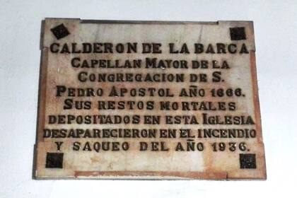 La placa dentro de la iglesia da cuenta del enigma que existe sobre los restos de Calderón de la Barca desde 1936