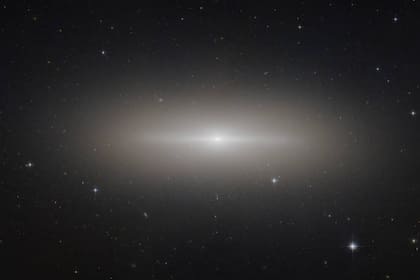Caldwell 53 NGC 3115 es una galaxia lenticular, una forma que está en el medio de las galaxias en espiral y las elípticas