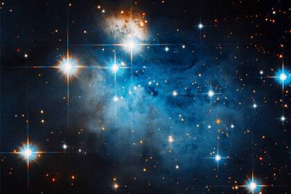 Caldwell 99 es una nebulosa oscura -una densa nube de polvo interestelar que bloquea por completo los objetos que se encuentran detrás de ella- que puede observarse en el cielo del hemisferio sur, cerca de la constelación Crux