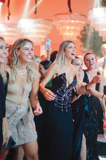 Cale Ruggeri, junto a las
solteras, espera que la novia arroje el ramo.