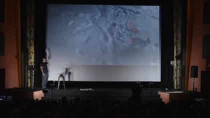 Caleb Olson, de Minnesota, creó un dispositivo que recoje excrementos de mascotas de forma automática