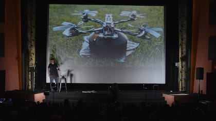 Caleb Olson, de Minnesota, creó un dispositivo que recoje excrementos de mascotas de forma automática