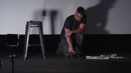 Caleb Olson, de Minnesota, creó un dispositivo que recoje excrementos de mascotas de forma automática