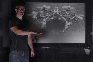 Caleb Olson, de Minnesota, creó un dispositivo que recoje excrementos de mascotas de forma automática