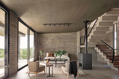 Calefactor (Tromen) Alfombra (Awanay). Mesas ratona y auxiliar en hierro laqueado y sillones individuales y sofá (todo, BAM! Arquitectura) con funda en tussor (Casa Almacén).