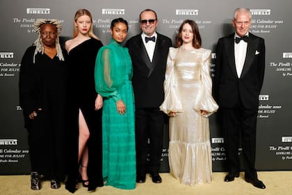 De gala. Las actrices Whoopi Goldberg, Mia Goth, Yara Shahidi y Claire Foy junto al fotógrafo Paolo Roversi y al CEO de Pirelli, Marco Tronchetti Provera