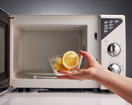 Calentar la fruta unos 30 segundos a máxima potencia en el microondas hace que su cáscara se ablanden y se pueda sacar mucho más jugo.