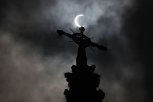 Las imágenes más espectaculares del eclipse solar anular de este sábado