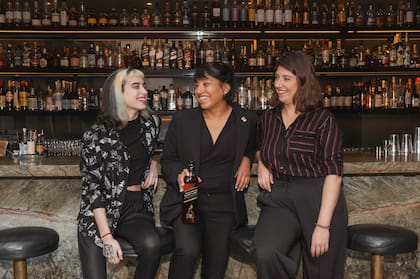 Calichio, Arroyo y Caviasso: mujeres bartenders.