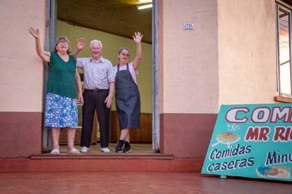 Calidez y "comidas caseras" aseguradas en Mr Richard.; Aquí Mirta Lukowski y sus padres, Ricardo Koncerewicz y Rita Lukowski.