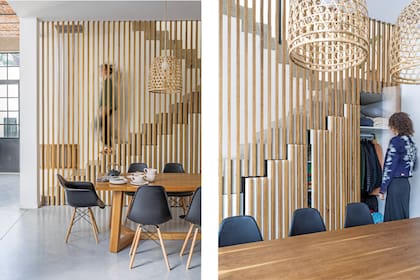 Cálido, liviano y decorativo, el plano de maderas verticales funciona como baranda de la escalera y genera espacios de guardado muy necesarios en esta planta abierta.
